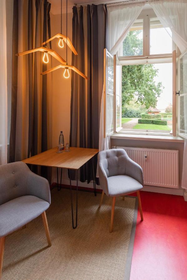 Kavaliershaus Krumke - Gaestehaus Im Schlosspark - Schluesselbox - Kein Tv Hotel ภายนอก รูปภาพ